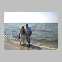 022-1401 Irmgard Villwock und Klaus Willmann am Ostsee-strand.jpg